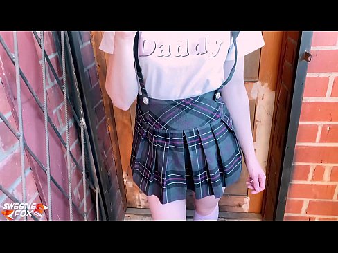 ❤️ Msichana wa shule Ananyonya Dick yake kwa kina na kutombana badala ya madarasa. ❤  ❌️